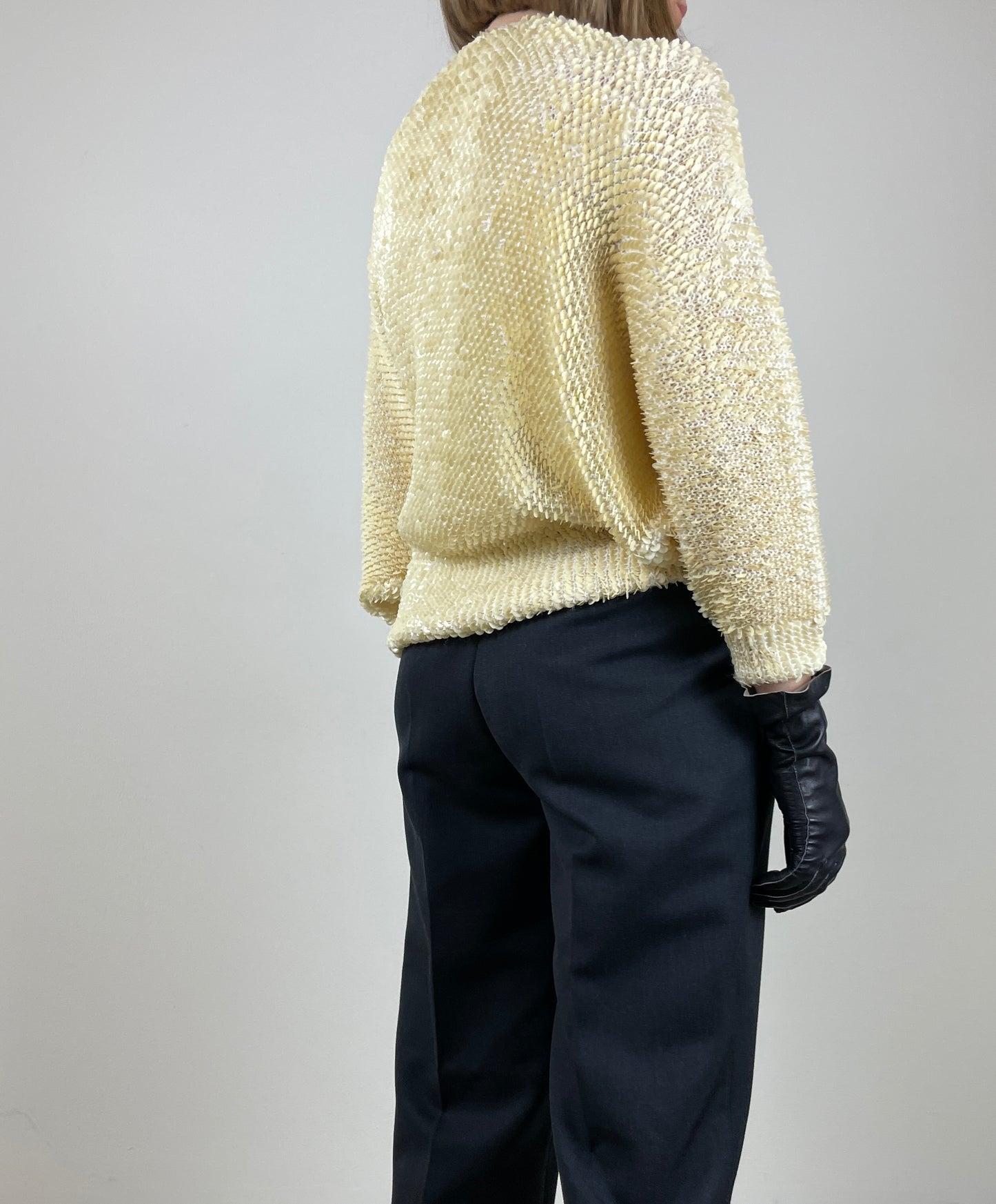 Maglia in paillettes fatta a mano